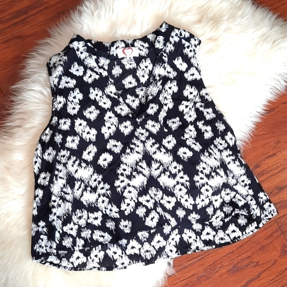 Love Tops - LOVE Black & White Vneck Crop Top